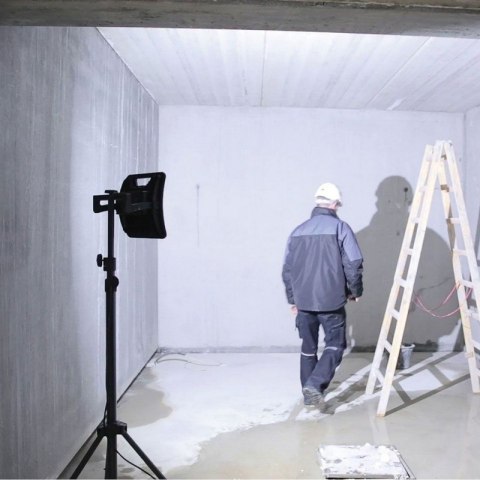 NAŚWIETLACZ NOVA 4K + STATYW TRIPOD 2M